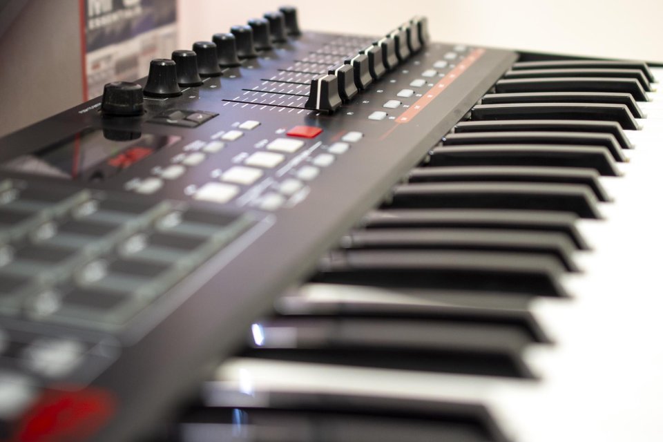 Teclado maestro midi Akai MPK249 de segunda mano · Foto 4 de 10 · Cantabria · 95 €