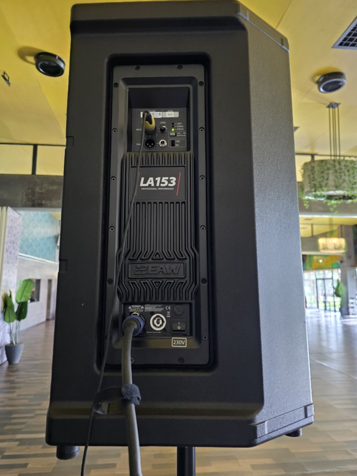 Altavoces EAW LA 153 en color negro de segunda mano · Foto 2 de 5 · Zaragoza · 1700 €