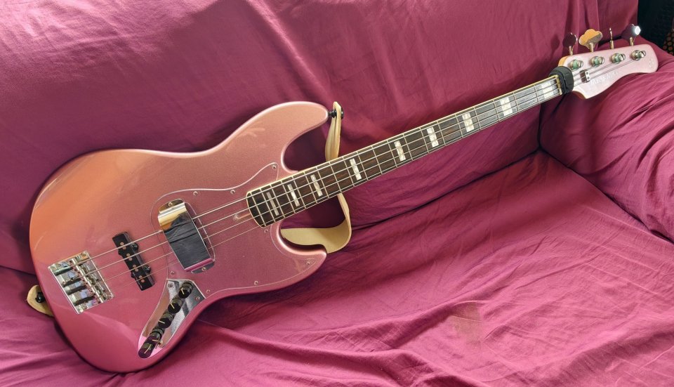 Sire Marcus Miller V7 Burgundy con muchos extras