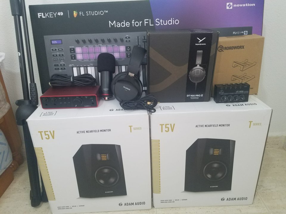 Adam Audio T5V, Focusrite Scarlett 2i2 Studio 4th G de segunda mano · Foto 10 de 10 · Alicante · 670 €