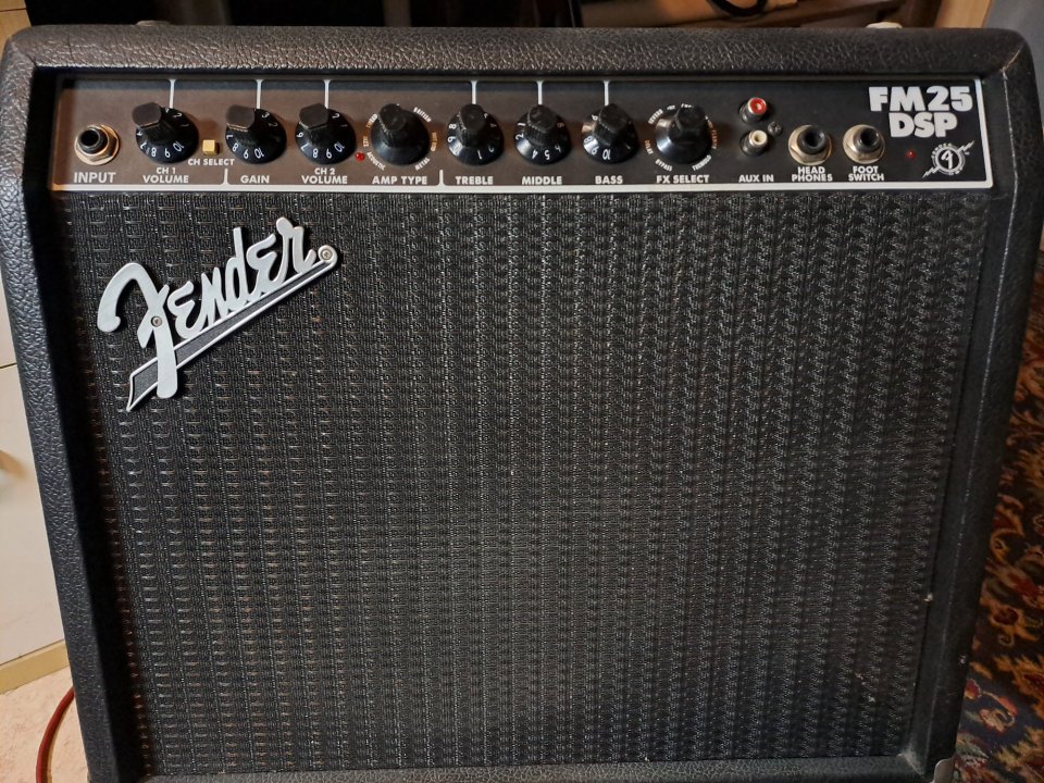 Amplificador de guitarra Fender FM 25 DSP de segunda mano · Foto 1 de 5 · Murcia · 95 €