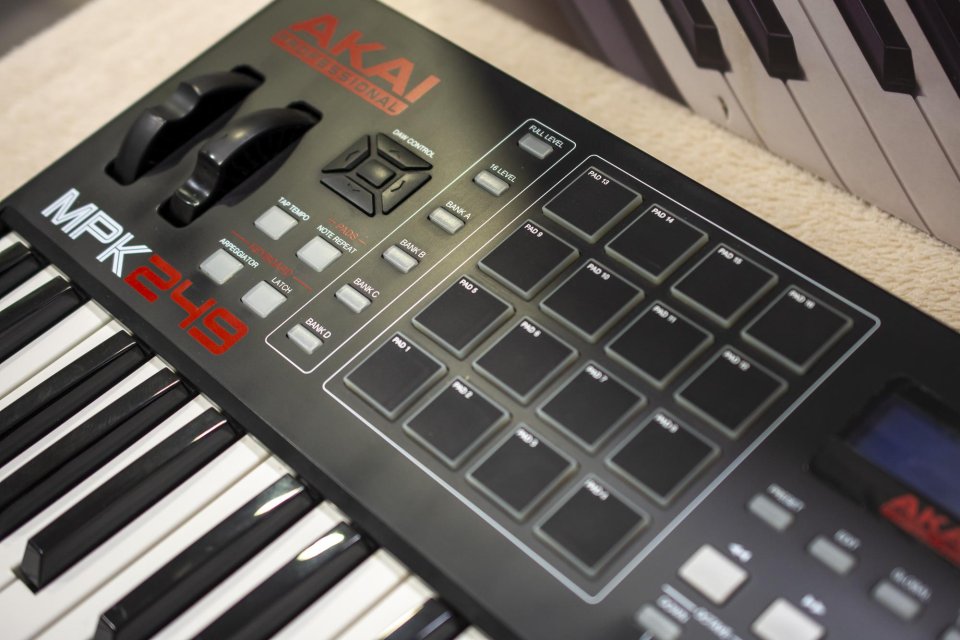 Teclado maestro midi Akai MPK249 de segunda mano · Foto 5 de 10 · Cantabria · 95 €