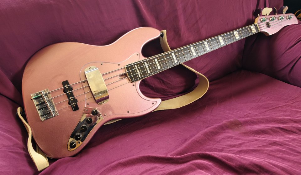 Sire Marcus Miller V7 Burgundy con muchos extras