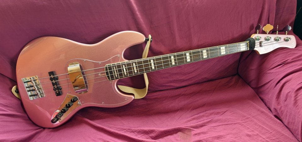 Sire Marcus Miller V7 Burgundy con muchos extras