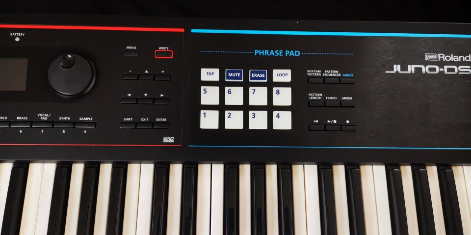 Roland Juno DS-61 + Funda Roland de segunda mano · Foto 1 de 8 · Cantabria · 650 €
