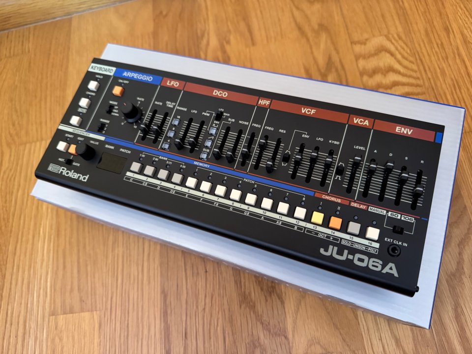 Roland JU-06A de segunda mano · Foto 1 de 4 · Málaga · 380 €