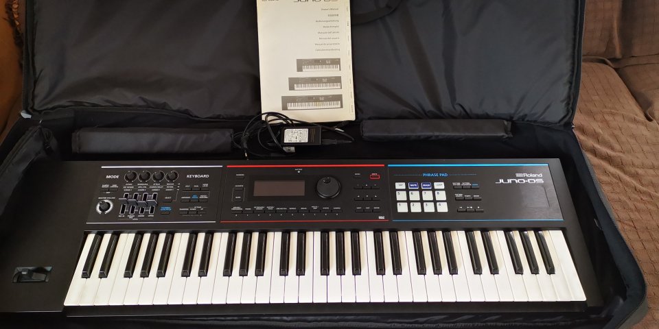 Roland Juno DS-61 + Funda Roland de segunda mano · Foto 3 de 8 · Cantabria · 650 €