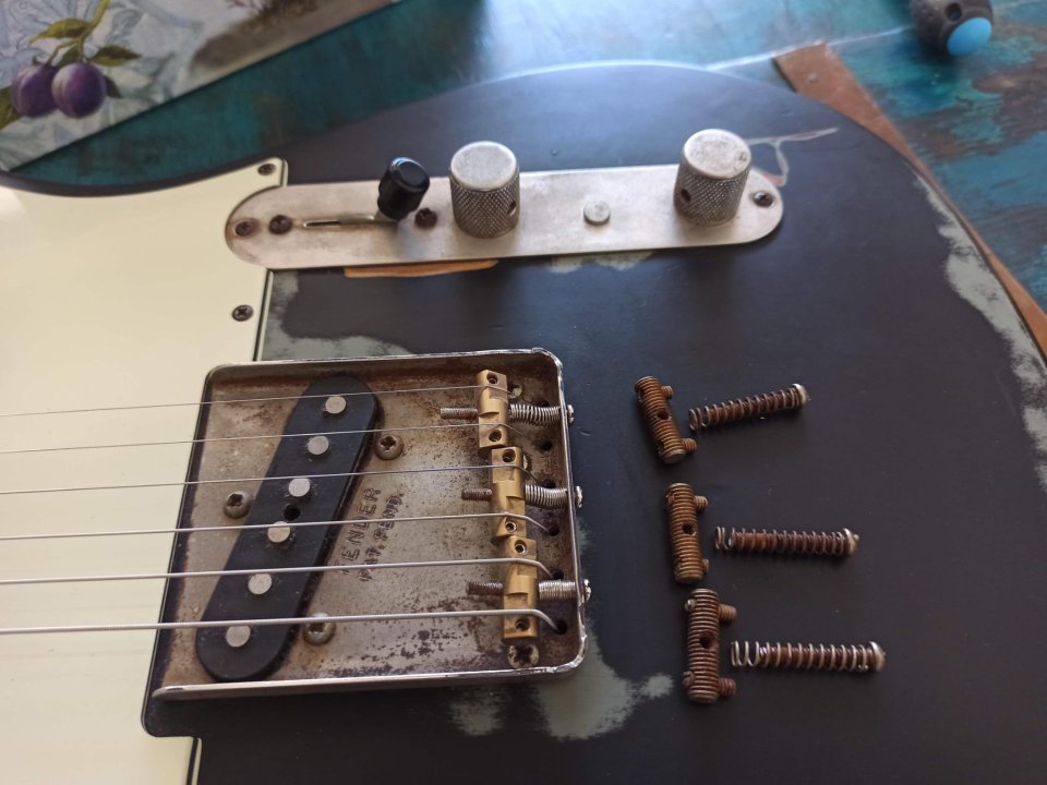 Vendo cuerpo y pastillas de una Fender Telecaster Artist Series Joe Strummer