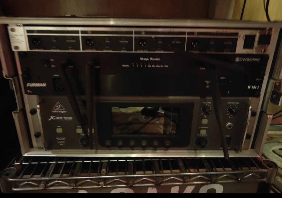 Rack Behringer X32, Furman M-10xE y Router inalámbrico Nowsonic Stage Router. de segunda mano · Foto 1 de 5 · Burgos · 950 €
