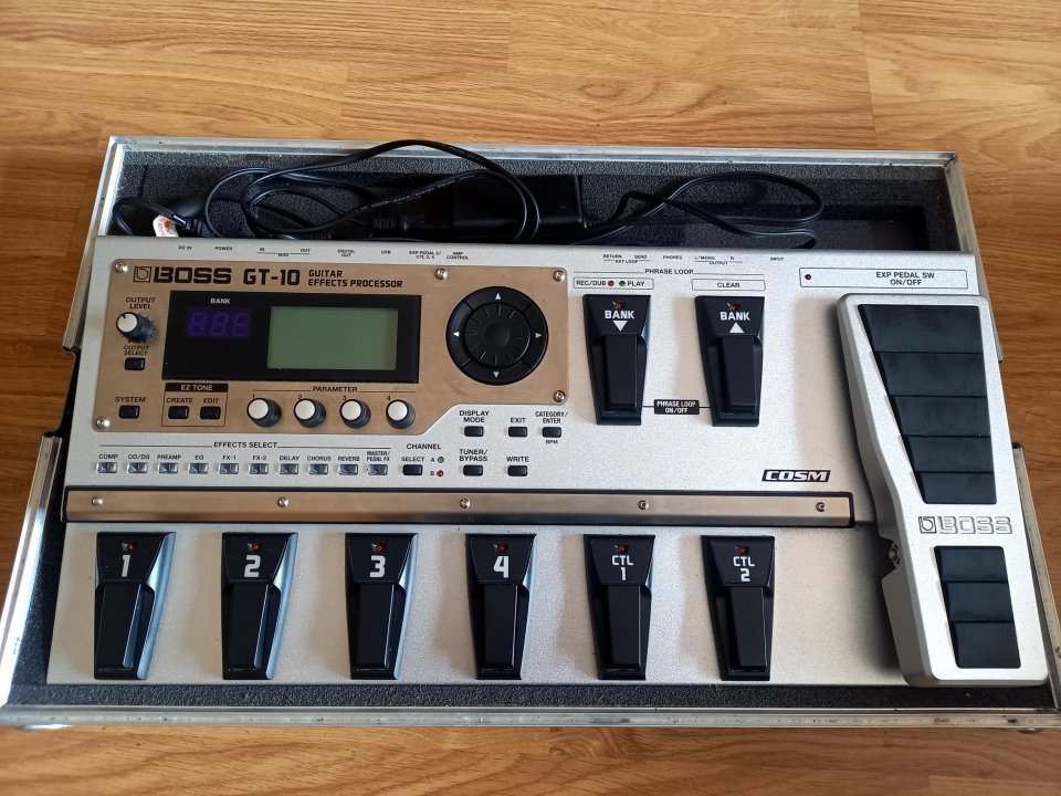 O cambio BOSS GT10 IMPOLUTA con flightcase