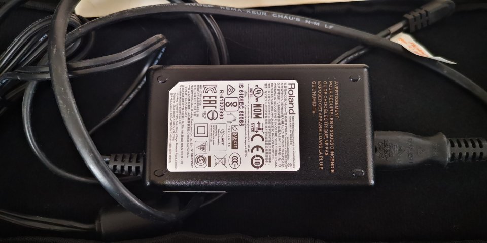 Roland Juno DS-61 + Funda Roland de segunda mano · Foto 5 de 8 · Cantabria · 650 €