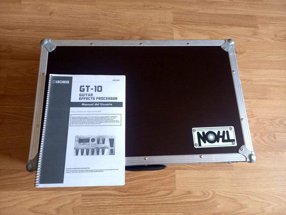 O cambio BOSS GT10 IMPOLUTA con flightcase