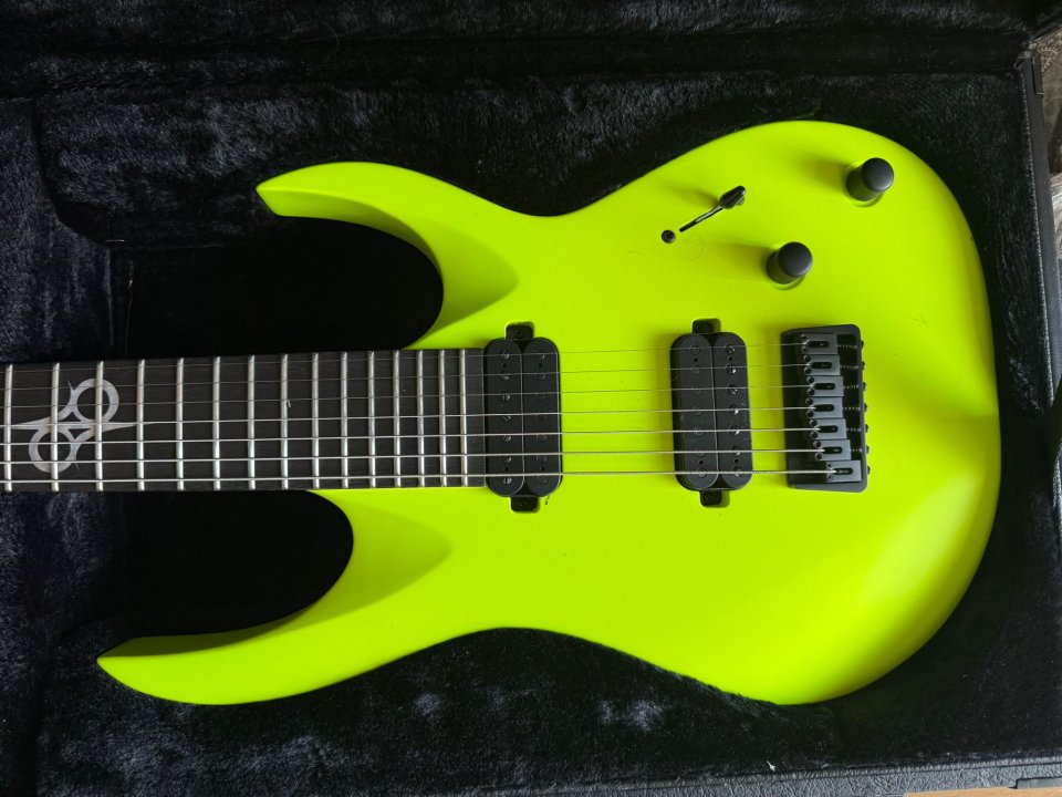 Guitarra Solar A2.7n 7 cuerdas Amarillo Neón de segunda mano · Foto 2 de 5 · Madrid · 690 €