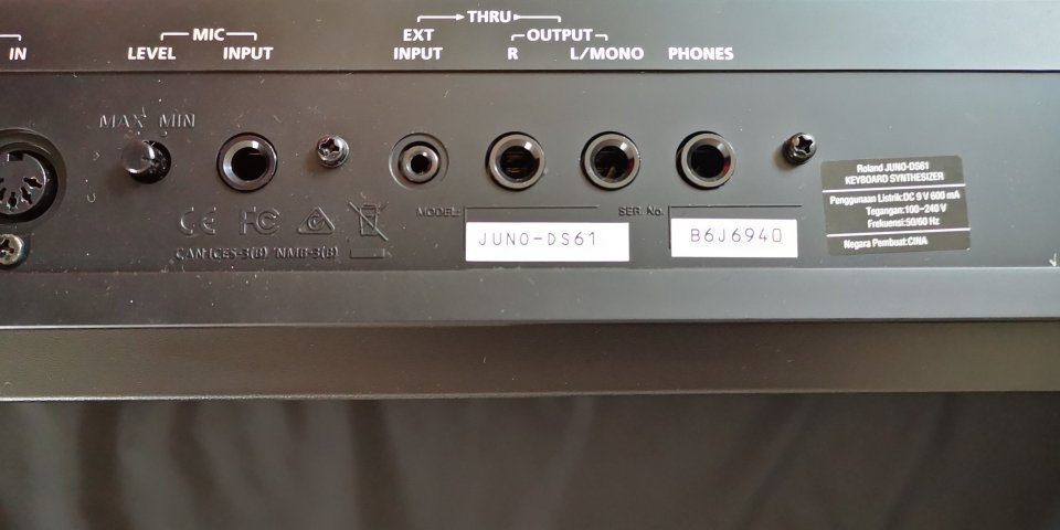 Roland Juno DS-61 + Funda Roland de segunda mano · Foto 6 de 8 · Cantabria · 650 €