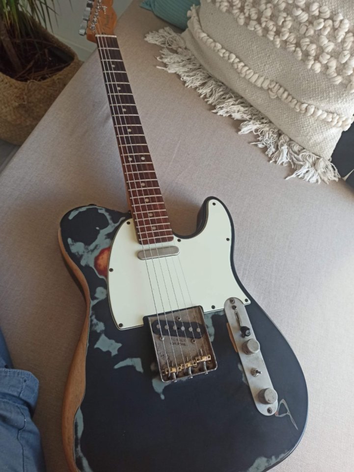 Vendo cuerpo y pastillas de una Fender Telecaster Artist Series Joe Strummer