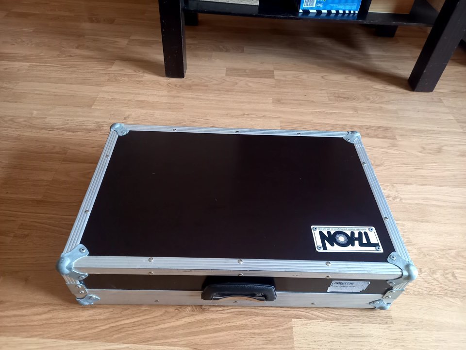 O cambio BOSS GT10 IMPOLUTA con flightcase