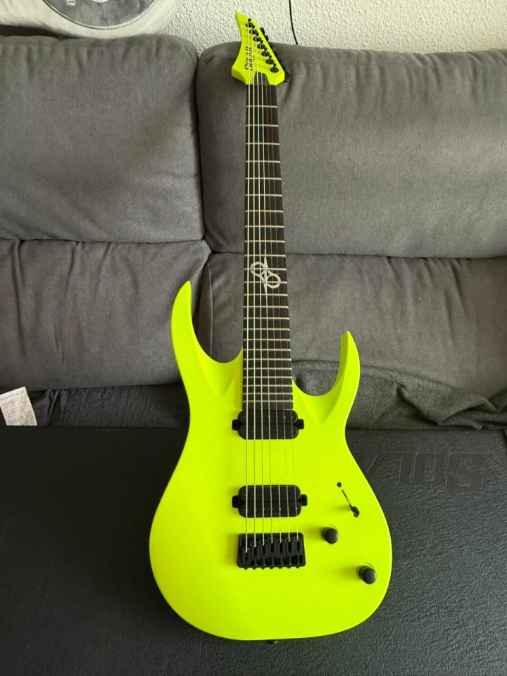 Guitarra Solar A2.7n 7 cuerdas Amarillo Neón de segunda mano · Foto 3 de 5 · Madrid · 690 €