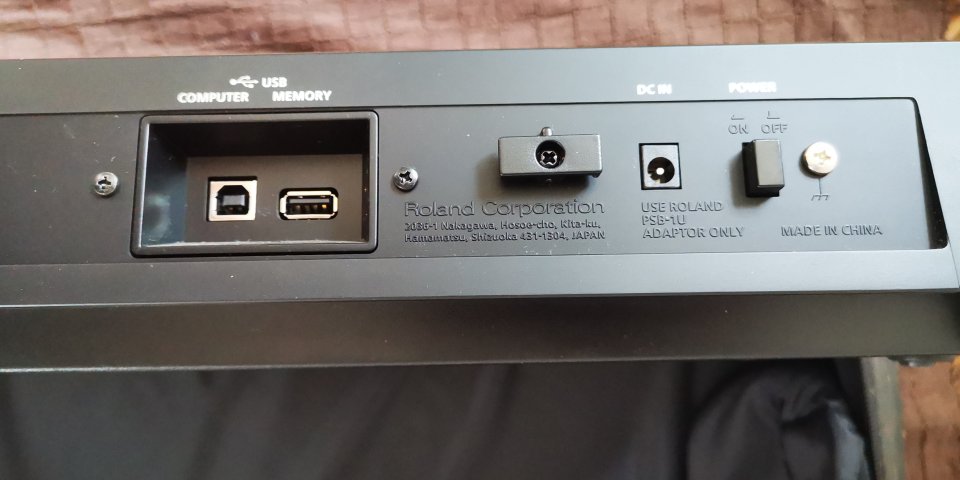 Roland Juno DS-61 + Funda Roland de segunda mano · Foto 7 de 8 · Cantabria · 650 €