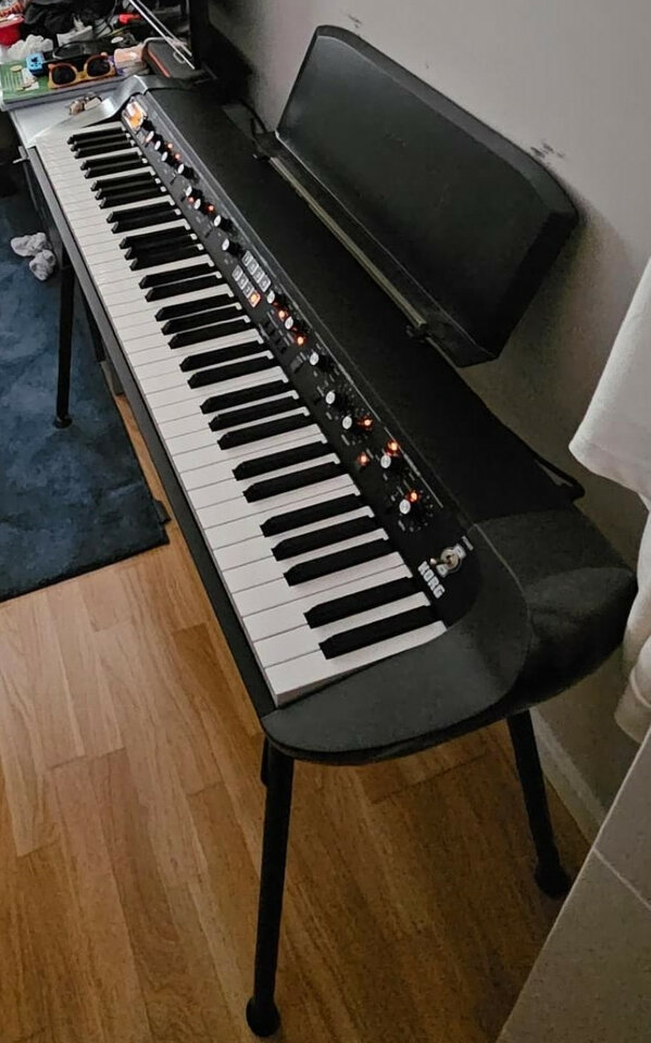 KORG SV1 73 con PATAS y FUNDA ORIGINALES
