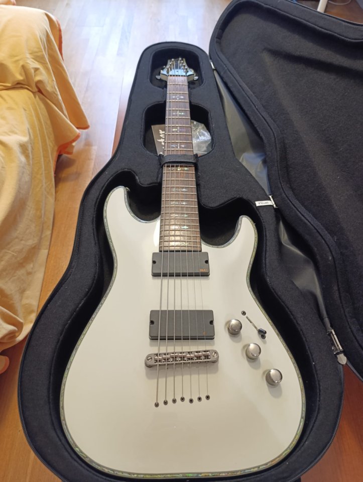 Schecter C7 Hellraiser de segunda mano · Foto 1 de 9 · Madrid · 550 €