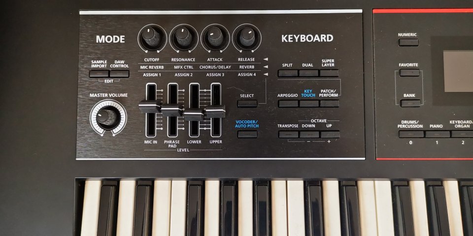 Roland Juno DS-61 + Funda Roland de segunda mano · Foto 2 de 8 · Cantabria · 650 €