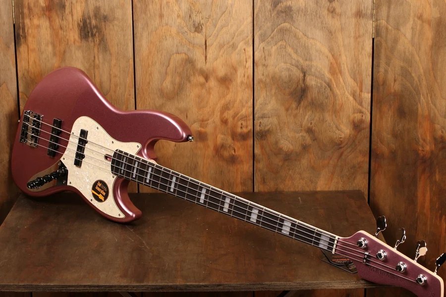 Sire Marcus Miller V7 Burgundy con muchos extras
