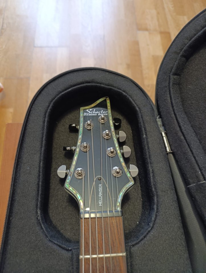 Schecter C7 Hellraiser de segunda mano · Foto 2 de 9 · Madrid · 550 €