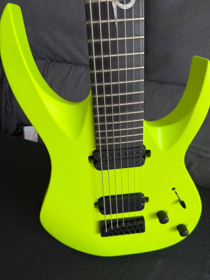 Guitarra Solar A2.7n 7 cuerdas Amarillo Neón de segunda mano · Foto 5 de 5 · Madrid · 690 €