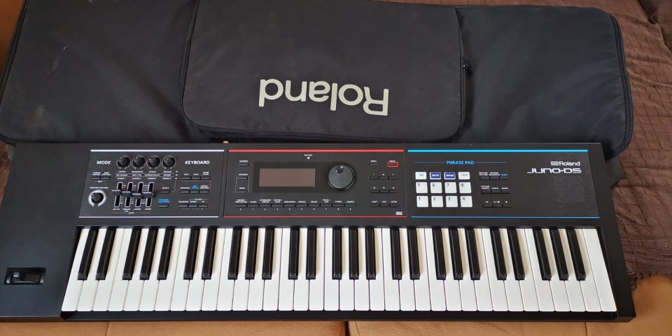 Roland Juno DS-61 + Funda Roland de segunda mano · Foto 8 de 8 · Cantabria · 650 €