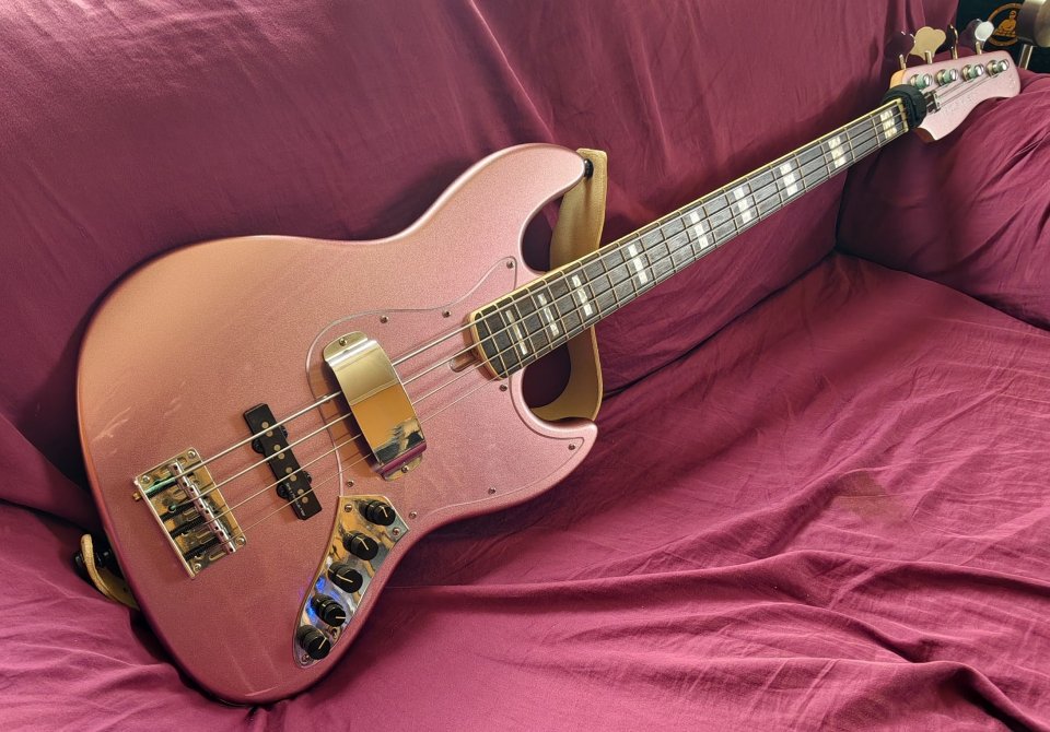 Sire Marcus Miller V7 Burgundy con muchos extras