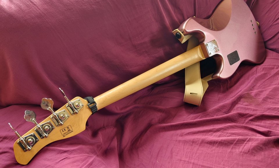 Sire Marcus Miller V7 Burgundy con muchos extras