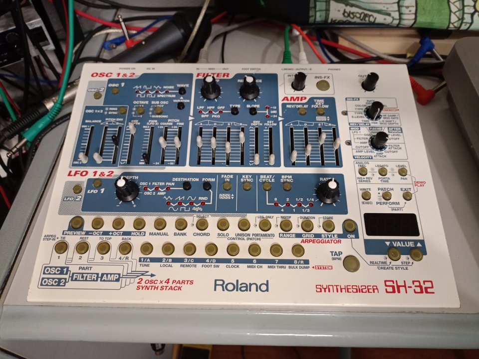 Roland SH32