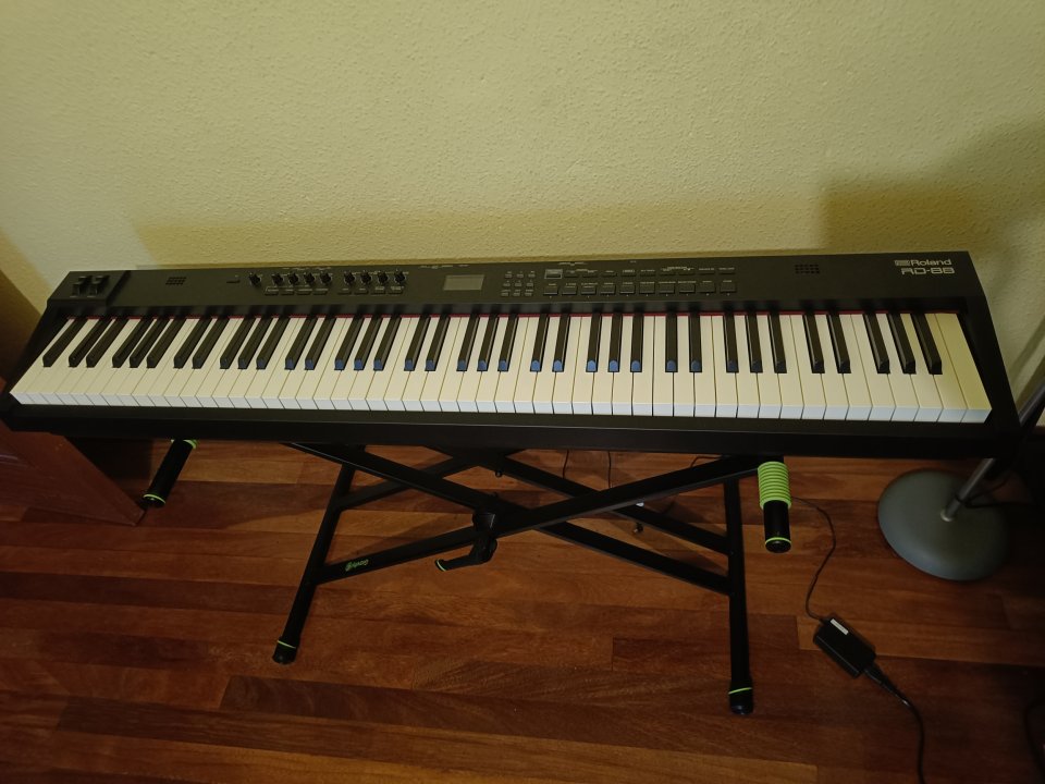 Roland RD-88 – Piano de escenario profesional – 650 € de segunda mano · Foto 1 de 3 · Cantabria · 650 €