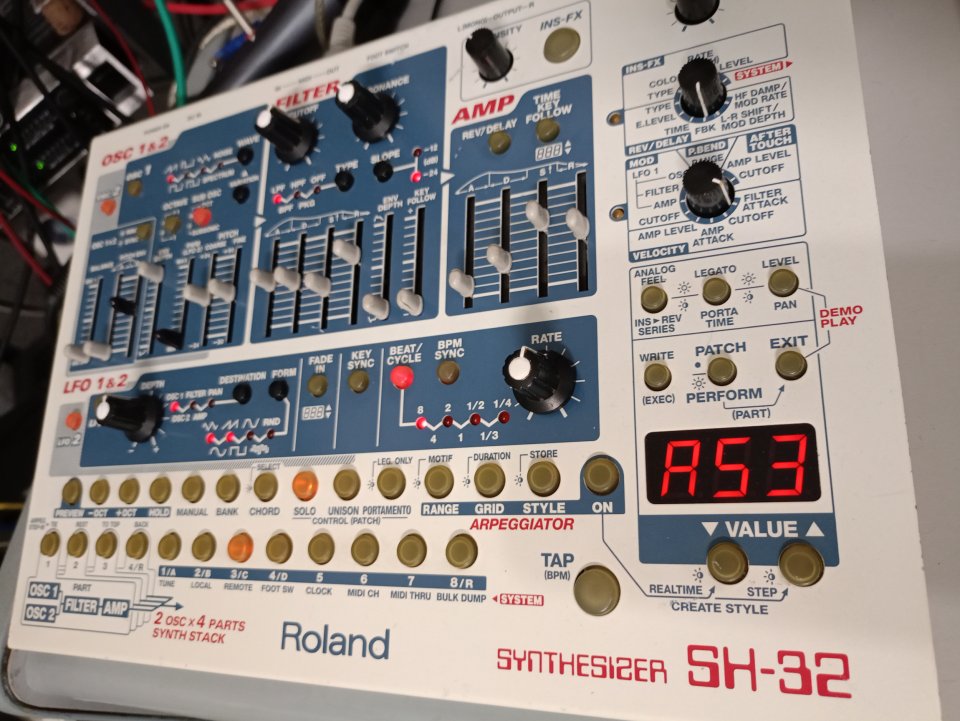 Roland SH32
