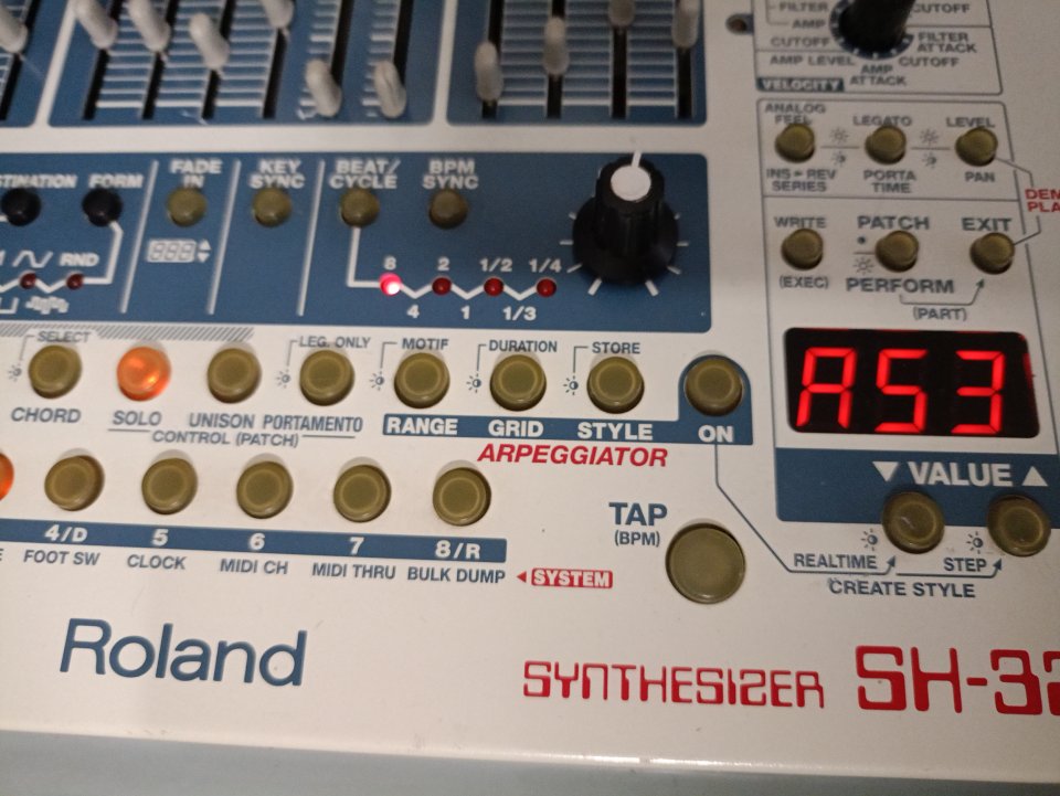 Roland SH32