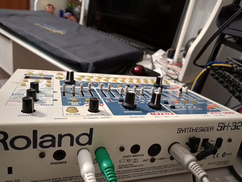 Roland SH32