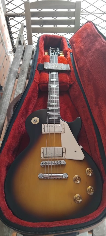 Gibson Les Paul Tribute + Ampl Marshall V80 valvestate de segunda mano · Foto 1 de 8 · Barcelona · 1200 €