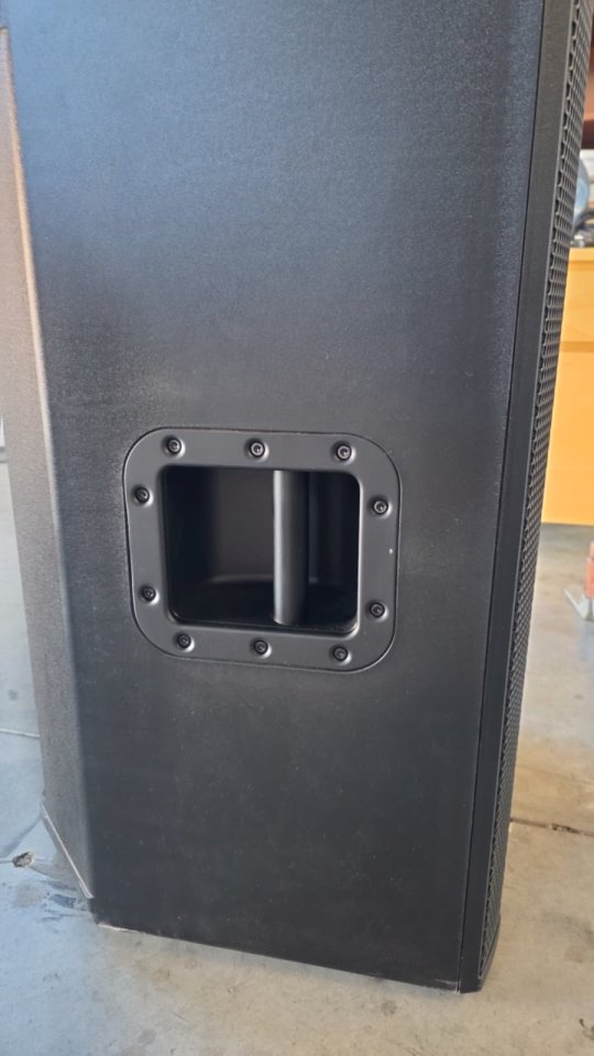 Altavoces EAW LA 153 en color negro de segunda mano · Foto 4 de 5 · Zaragoza · 1700 €