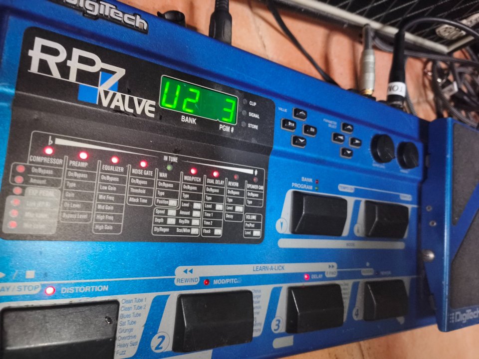 Pedalera multiefectos DigiTech RP7 Valve de segunda mano · Foto 1 de 5 · Alicante · 110 €