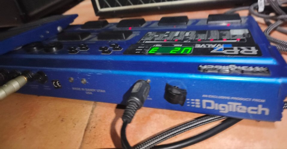 Pedalera multiefectos DigiTech RP7 Valve de segunda mano · Foto 3 de 5 · Alicante · 110 €