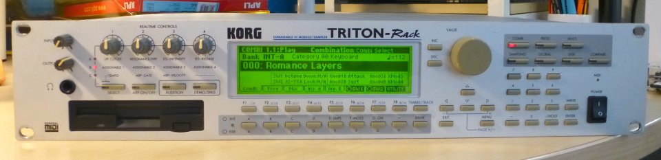KORG Triton Rack. Expander MIDI + Sampler + ampliación 64 MB RAM