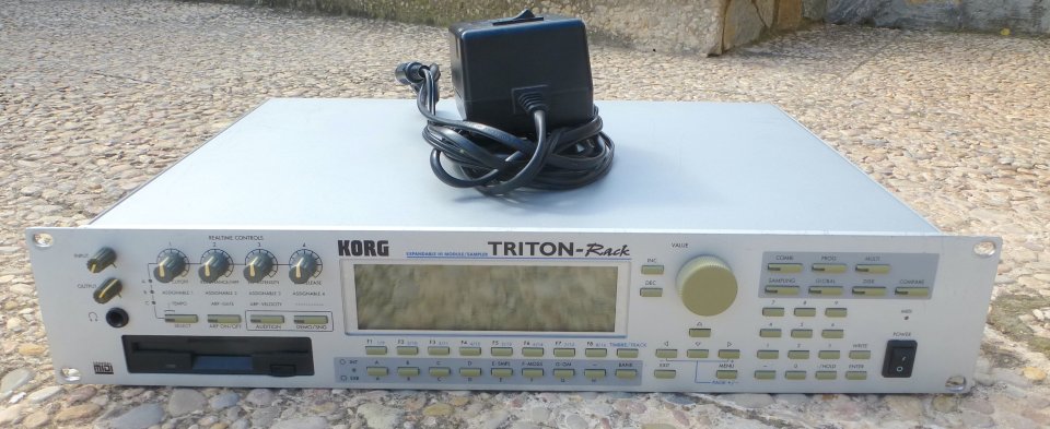 KORG Triton Rack. Expander MIDI + Sampler + ampliación 64 MB RAM