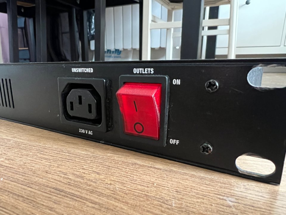 ADAM HALL Estabilizador de corriente RACK + complementos