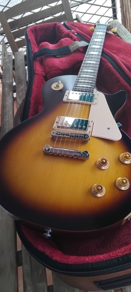 Gibson Les Paul Tribute + Ampl Marshall V80 valvestate de segunda mano · Foto 2 de 8 · Barcelona · 1200 €