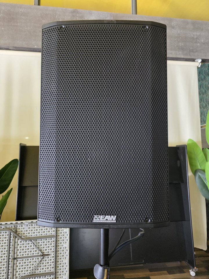 Altavoces EAW LA 153 en color negro de segunda mano · Foto 5 de 5 · Zaragoza · 1700 €