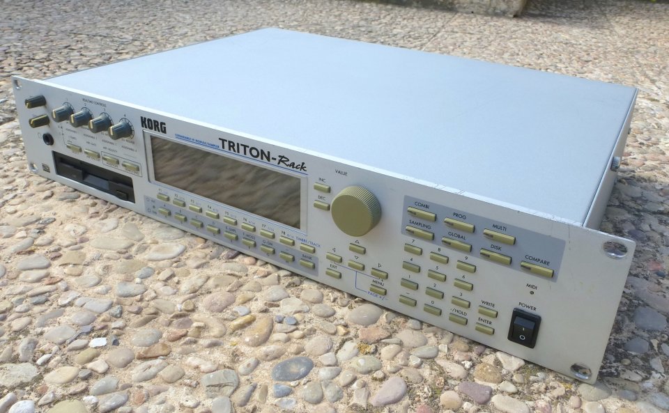 KORG Triton Rack. Expander MIDI + Sampler + ampliación 64 MB RAM