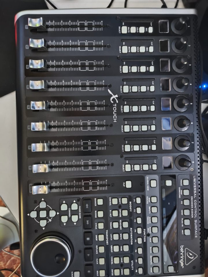 Behringer X-Touch – Superficie de control DAW motorizada – Muy buen estado de segunda mano · Foto 1 de 4 · Córdoba · 220 €