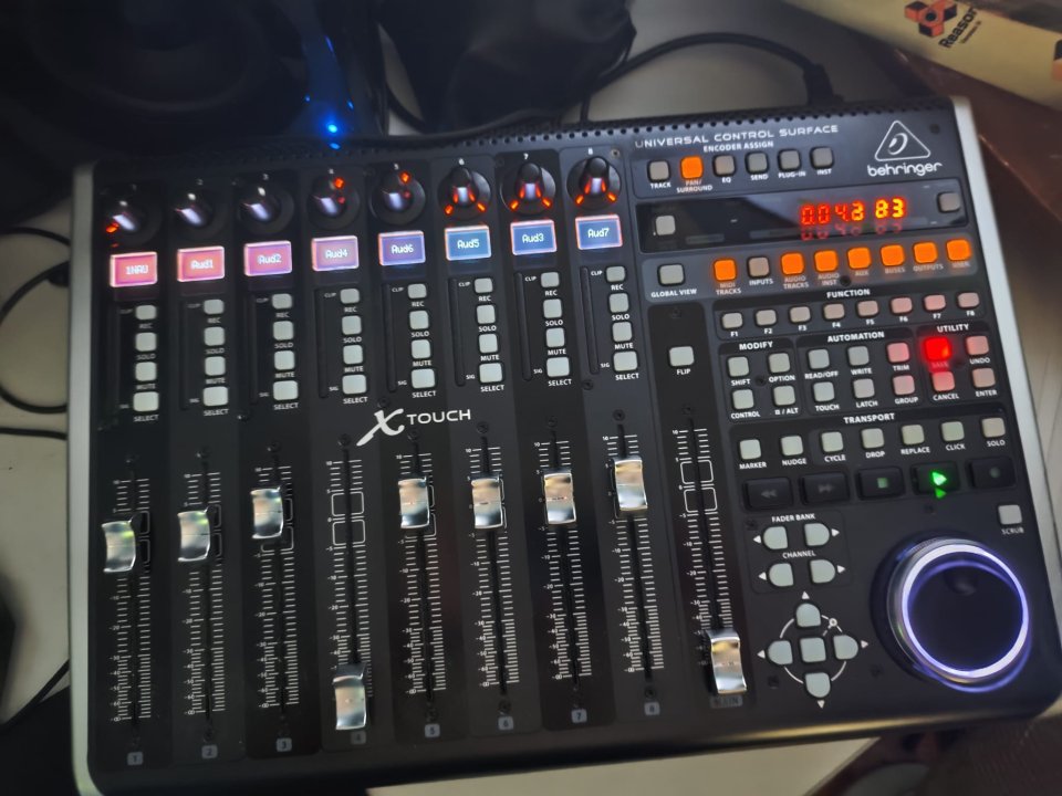 Behringer X-Touch – Superficie de control DAW motorizada – Muy buen estado de segunda mano · Foto 2 de 4 · Córdoba · 220 €