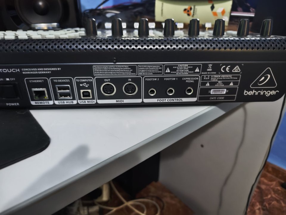 Behringer X-Touch – Superficie de control DAW motorizada – Muy buen estado de segunda mano · Foto 3 de 4 · Córdoba · 220 €