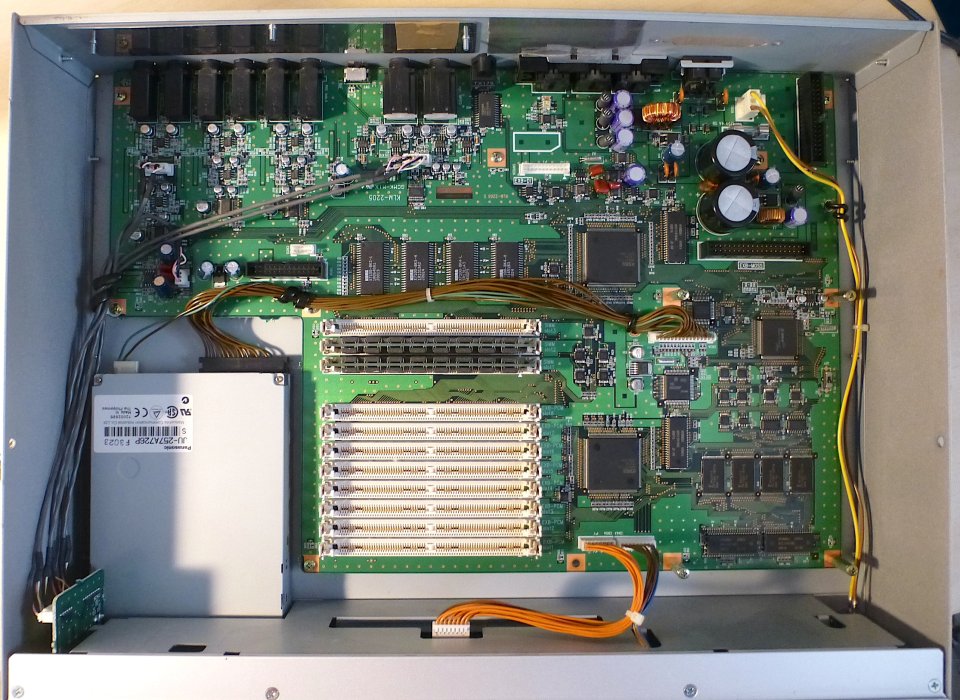 KORG Triton Rack. Expander MIDI + Sampler + ampliación 64 MB RAM